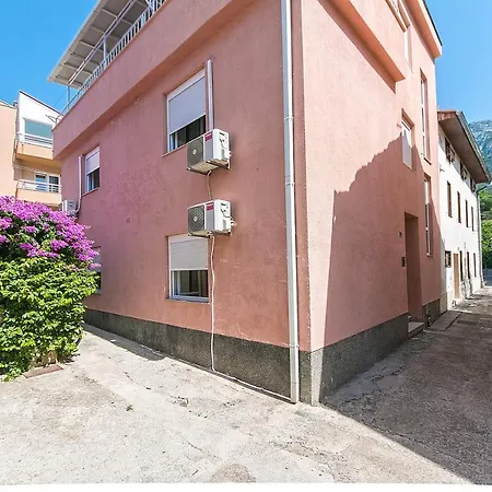 Gostinjska kuća Triple 16006c Gradac (Split-Dalmatia)